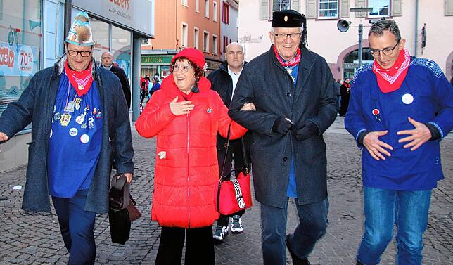 Flankiert von OB Jürgen Roth (links) und Landrat Sven Hintersehlaufen Gerlinde und Winfried Kretschmann zur Ehrentribüne in die Niedere ...