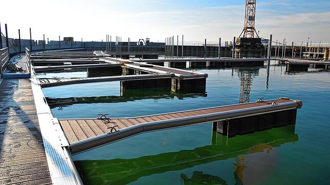 Die gleichen Schwimmstege, die bereits im neugestalteten Westhafen verbaut wurden, sollen auch im Osthafen montiert werden. Bild: ...