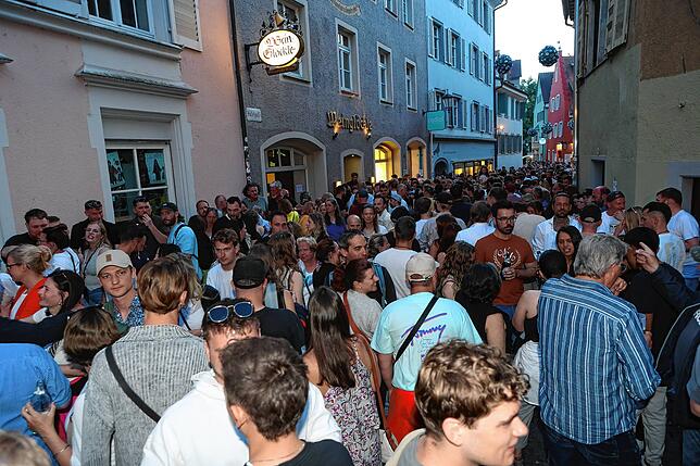 Bild 1: Der erste Gassenfreitag 2025 sorgt für einen Besucheransturm in der Niederburg