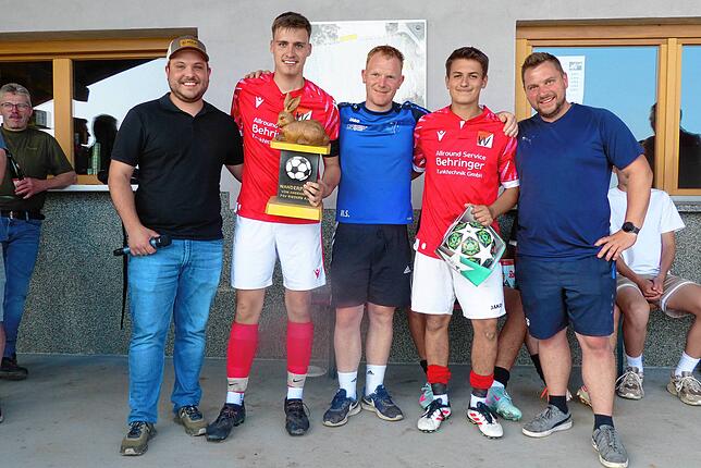 Ortsvorsteher Josua Philipp überreicht dem Turniergewinner SG RW Weilheim den Hasen-Pokal und einen Spielball (von links): Josua ...