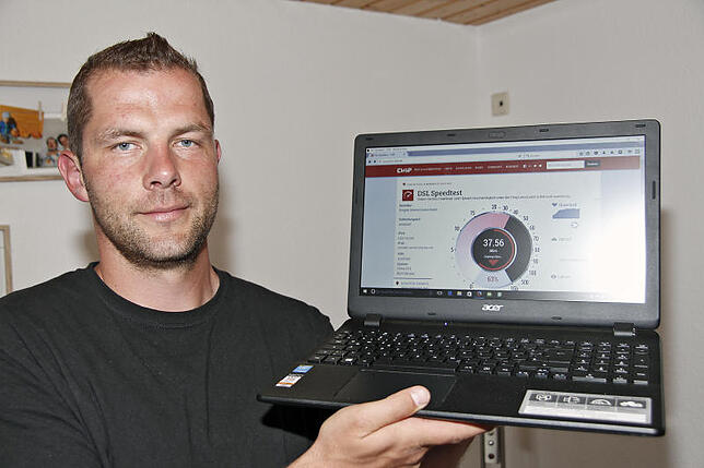 Markus Reuter aus VS-Pfaffenweiler freut sich über die neue, schnelle Datenverbindung, obwohl der Datenverkehr bei ihm noch über ein ...
