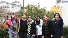 Christiane Wilke mit Zayneb Ahmad auf dem Arm, Sahera Semaan, Wamon Mahamad, Rodayna Ahmad, Sabeeha Abdulrahman und Janell ...