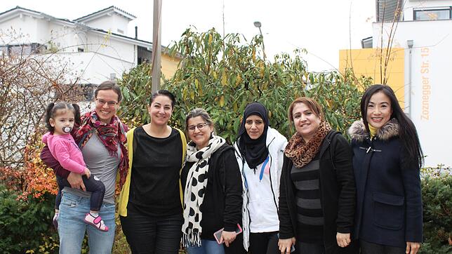 Christiane Wilke mit Zayneb Ahmad auf dem Arm, Sahera Semaan, Wamon Mahamad, Rodayna Ahmad, Sabeeha Abdulrahman und Janell ...