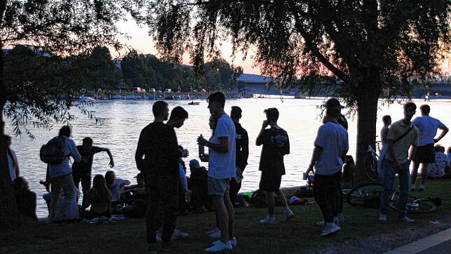 Bild : Trinken und feiern am Ufer, urinieren im Vorgarten: Ein Abend am Konstanzer Ballermann
