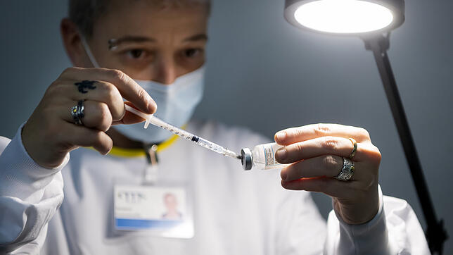 Eine Krankenschwester bereitet während der Eröffnung eines Impfzentrums im Wallis eine Dosis des Corona-Impfstoffs von Moderna vor. ...