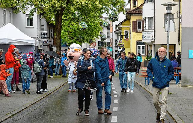 Ausgerechnet am Festsonntag gibt es immer wieder nasse Momente. Mit Schirm und Regenjacke machen sich Besucher auf den Weg zur nächsten ...