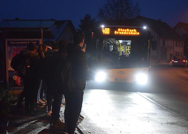 Die Probleme sind vielfältig: Busse kommen zu spät, sind voll oder die Fahrer können auf Rückfragen der Schüler nicht sagen, wo sie ...