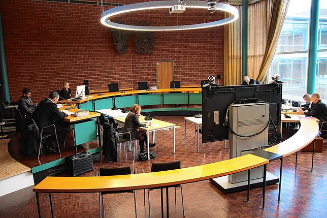 An diesem Bildschirm im großen Saal am Landgericht Konstanz wurde die Vernehmung der VEs übertragen.