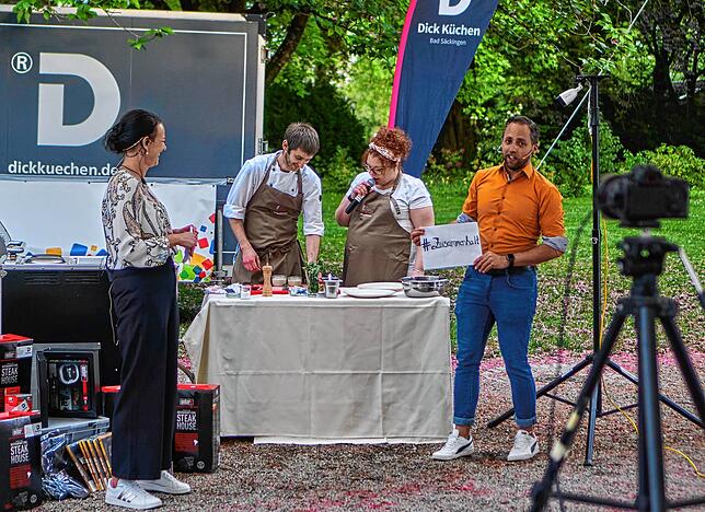Elena und Dominik Buchleither vom Restaurant „Im Vorderhus“ bereiteten vor laufender Kamera ein Dreigänge-Menü zum Mitkochen ...
