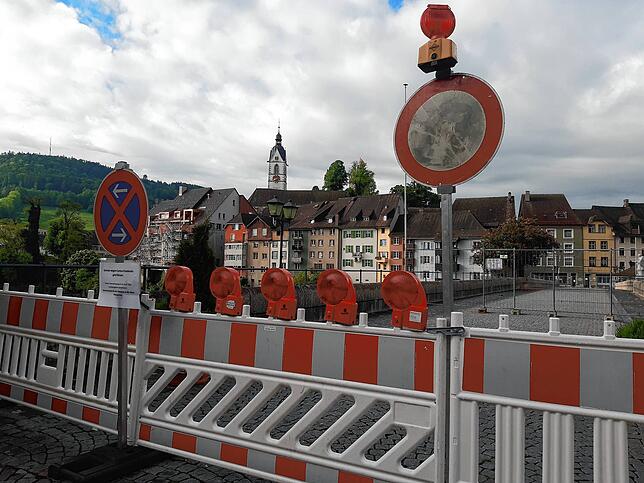 Die abgesperrte Laufenbrücke zwischen dem badischen und dem aargauischen Laufenburg.