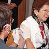 Gertrud Lang wird von Allgemeinmediziner Stephan Scholtes geimpft. Die 92-Jährige war eine der ersten Bewohnerinnen des Marienhauses. In ...