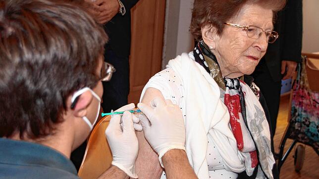 Gertrud Lang wird von Allgemeinmediziner Stephan Scholtes geimpft. Die 92-Jährige war eine der ersten Bewohnerinnen des Marienhauses. In ...