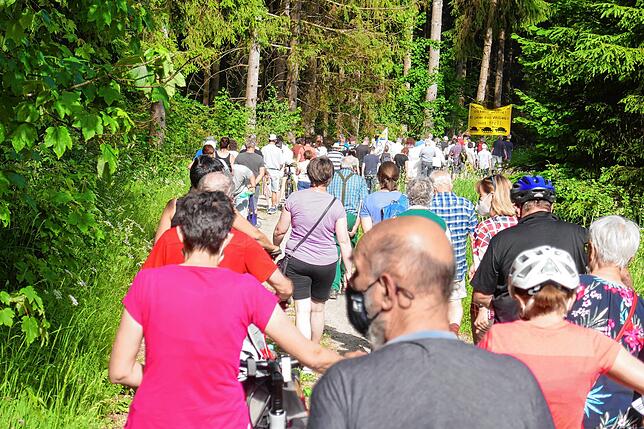 Die Stille im Protestzug ist der friedlichen Umgebung im Weißwald geschuldet.