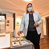 Maria-Lena Weiss, CDU-Direktkandidatin im Wahlkreis Rottweil-Tuttlingen, gibt am Sonntagvormittag im Wahllokal Vorderes Schloss in ...