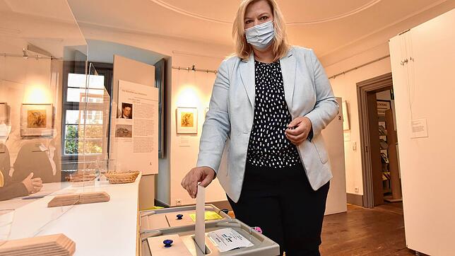 Maria-Lena Weiss, CDU-Direktkandidatin im Wahlkreis Rottweil-Tuttlingen, gibt am Sonntagvormittag im Wahllokal Vorderes Schloss in ...