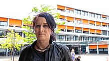Bettina Oertel vor dem Haupteingang des Klinikums Friedrichshafen. Hier arbeitete ihre Zwillingsschwester für fast zehn Jahre.