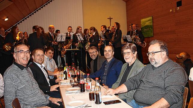 Gäste bei der Bürgerversammlung in Gaiß (von links): die Gemeinderäte Peter Kaiser und Harald Würtenberger, Ortsvorsteher Torsten ...