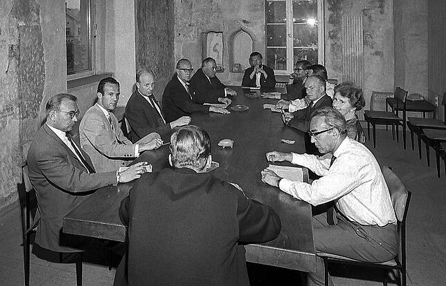 Redaktionskonferenz im mittelalterlichen Besprechungsraum „Kapelle“ am Fischmarkt in der zweiten Hälfte der 60er-Jahre. In der ...