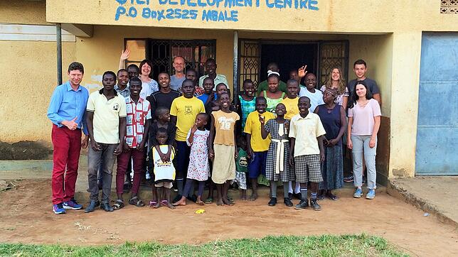 Vereinsmitglieder vor dem Kinderhaus in Mbale.