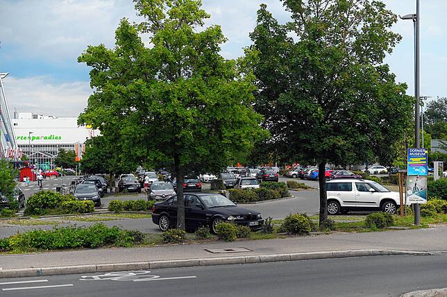 Blick in Richtung Bodensee-Center: Auf dem Parkplatz sind einige Autos zu sehen.