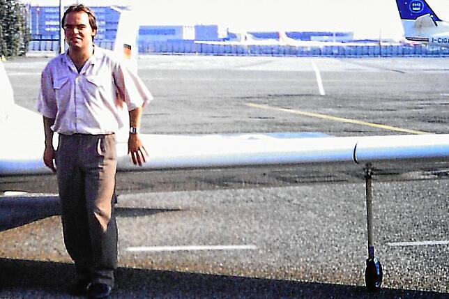Eberhard Oser war schon in den 1980er Jahren flugbegeistert. Hier befindet er sich auf dem Flughafen in Basel.