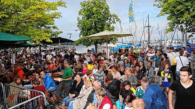 (Archivbild) So sah es bei der WM 2018 vor der Konstanzer Hafenhalle aus. Lange vor Corona und natürlich im Sommer.