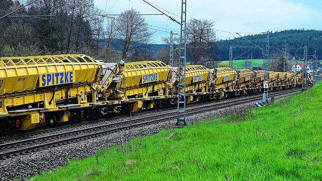 Imposante Länge: der Umbauzug hat eine Grundlänge von 200 Metern und kann mittels Material- und Silowaggons auf bis zu 70 Meter ...