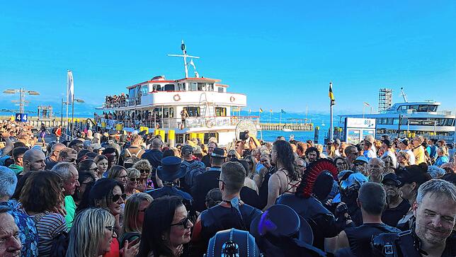 Bild 8: Torture Ship: Bilder vom Boarding in Friedrichshafen