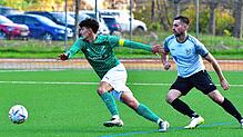 Einen Schritt voraus: Kapitän Leon Boos (links, gegen Lukas Gaßmann) und der FC Zell agierten beim 3:1 gegen den SV Buch eiskalt, trafen ...