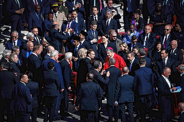 Auch Frankreichs Präsident Emmanuel Macron ist mit seiner Frau Brigitte unter den Trauergästen