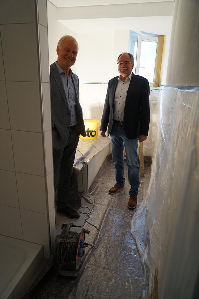 Die Vorstände Roland Arzner und Andreas Kunzelmann (von links) in einem Badezimmer einer Bauverein-Wohnung, die derzeit renoviert wird.