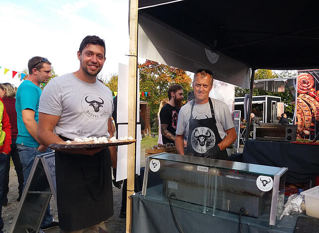 Martin Jaser (links) und sein Meistergriller Roland Kaysersberg freuen sich über das Lob, das die Gäste beim Street-Food-Markt für den ...