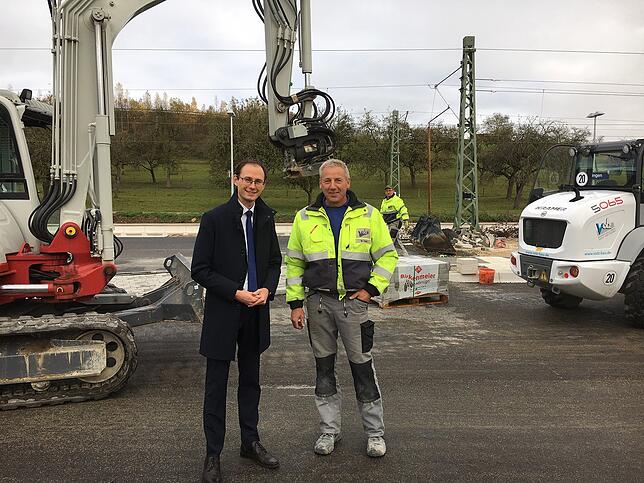 Bürgermeister Micha Bächle und Matthias Held von der Firma Konrad Volz im Bereich der neuen Buswendeplatte am Dögginger Bahnhof. Die ...