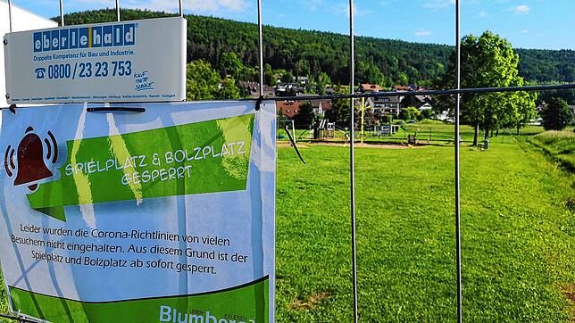 Kinder müssen wieder draußen bleiben: Weil ältere Jugendliche den Spiel- und Bolzplatz Weihergrube zu ihrem Treffpunkt gemacht und sich ...