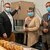 In der neuen Küche der Dinkelberghalle zeigen Silvia Rütschle und Christian Hank das Glanzlicht, die neue Spülmaschine.