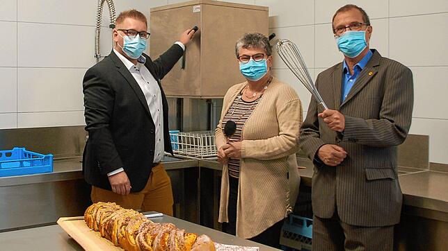 In der neuen Küche der Dinkelberghalle zeigen Silvia Rütschle und Christian Hank das Glanzlicht, die neue Spülmaschine.