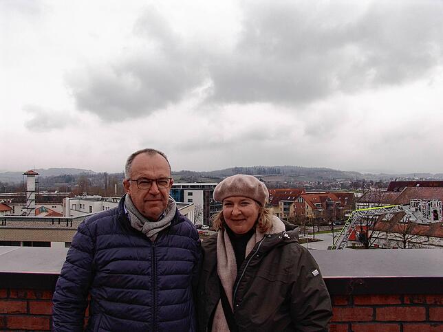 Andreas und Birgit Hoffmann freuen sich am Tag der offenen Tür über die Aussicht von der Dachterrasse des Rathauses aus.