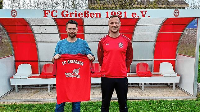 Neuzugang: Trainer Jörg Ritter (rechts), der beim FC Grießen verlängert hat, freut sich, dass Tobias Axler im Sommer vom SC Lauchringen ...