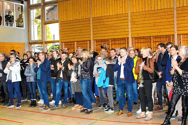 Applaus gibt es von den zahlreichen Gästen in der Bundschuhhalle.