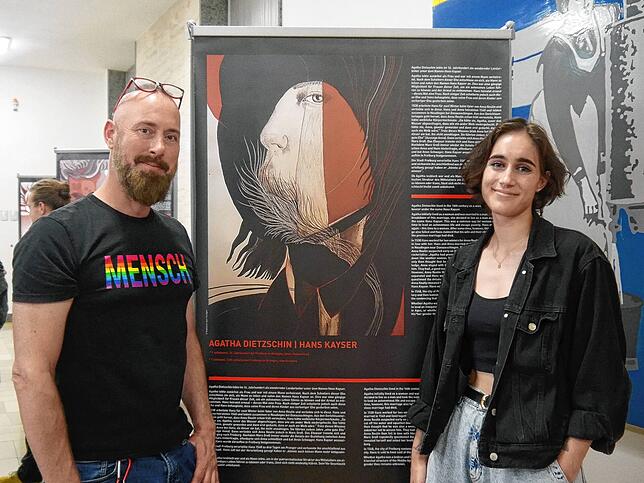 Holger Edmaier und Tonia Krupinski nach der Eröffnung der Ausstellung. Hier bei dem Banner über Agatha Dietzschin, die im 16. ...