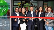 Die neue Adresse der Akademie für Gesundheitsberufe ist die August-Ruf-Straße 26. Bei der Einweihung schneiden (vorne von links) Moritz ...