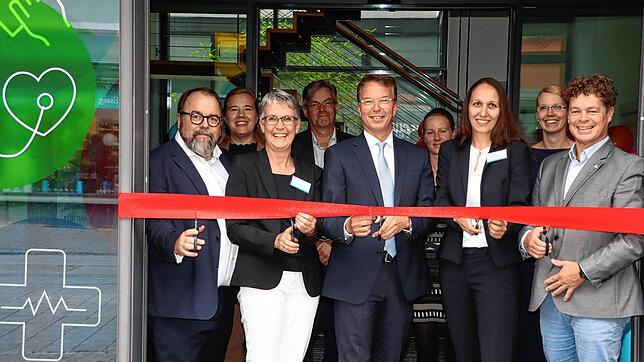 Die neue Adresse der Akademie für Gesundheitsberufe ist die August-Ruf-Straße 26. Bei der Einweihung schneiden (vorne von links) Moritz ...
