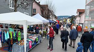 Beim Frühlingsmarkt am 6. April in Lauchringen warten 65 Stände auf die Beuscher – so viele wie noch nie. Archivfoto: Miriam Stoll