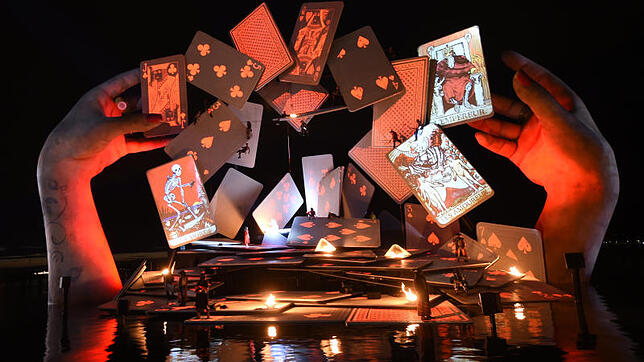 Schauspieler führen auf der Seebühne in Bregenz die Oper "Carmen" von Georges Bizet auf. Alle Vorstellungen für 2017 sind ausverkauft.