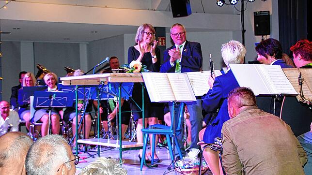 Mit herzlichen Beifall danken der scheidende Dirigent Michael Jerg und seine Gattin Christa Jerg den Musikerinnen und Musikern der ...