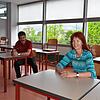 Schulleiterin Diana Amann und ihr Stellvertreter Roger Brand sitzen schon einmal so, wie ab Montag die Schüler: auf Abstand.