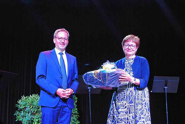 Oberbürgermeister Philipp Frank überreichte Mechthild Rövekamp-Zurhove ein Abschiedsgeschenk.
