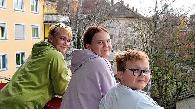 Rosemarie Bernadotte und ihre Kinder Nele und Max auf dem Balkon ihrer Konstanzer Mietwohnung. &bdquo;Im Sommer war das hier mein ...