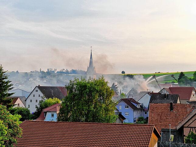 Gegen 21 Uhr ist der Brand noch immer nicht vollkommen gelöscht. Zwei Drehleitern sind noch im Einsatz.