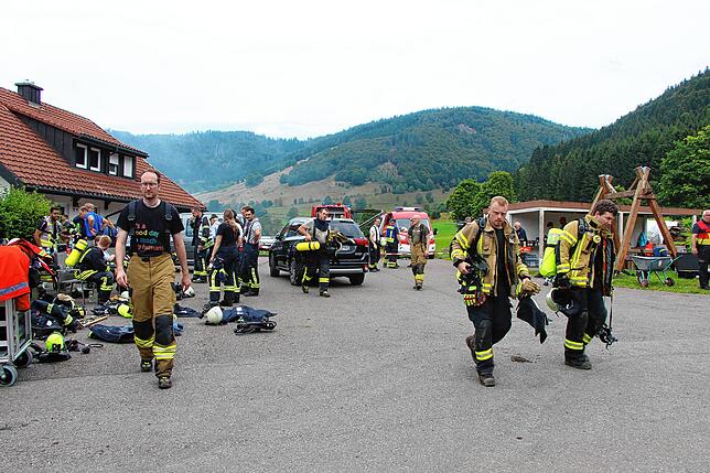 Bild 10: Scheune brennt: Bilder vom Großeinsatz der Feuerwehr in Bernau-Goldbach